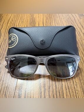 NWOT Ray-Ban Unisex New Wayfarer Sunglasses in Gray with Black Case